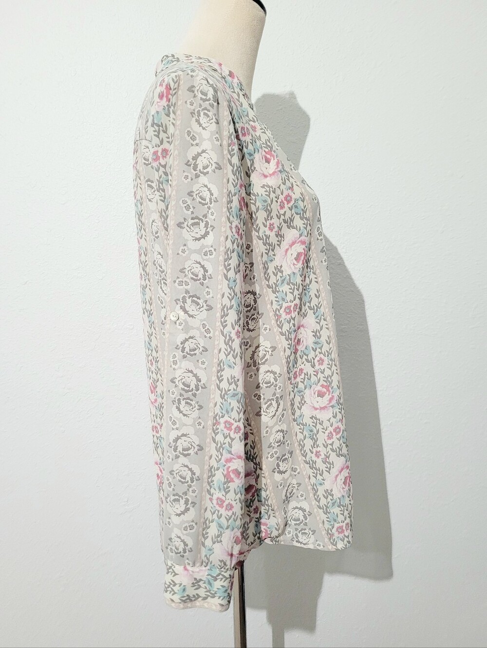 KUT from the Kloth Floral Blouse Medium Gray Pink Button Front Long Sleeve Top - Picture 4 of 12